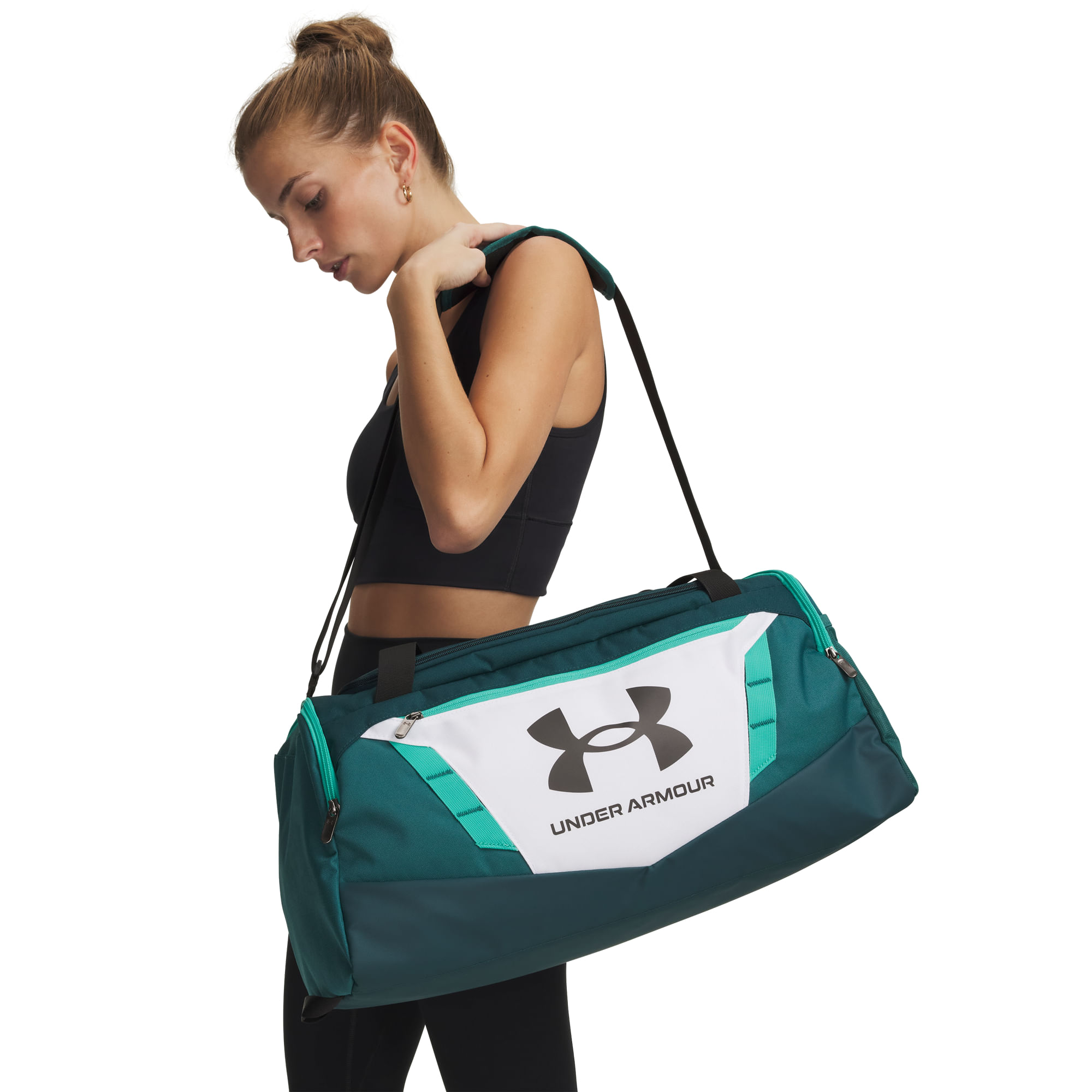 Mulher usando mala Under Armour Undeniable 5.0 verde no ombro durante treino.